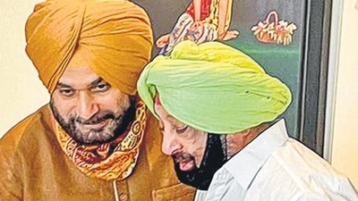 Former Punjab CM Captain Amarinder Singh (right) and Navjot Singh Sidhu (File Photo/PTI)
