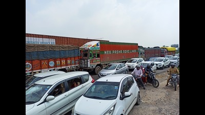 Heavy traffic congestion put life out of gear in the Old City areas of Sarafa Bazaar, Jagadhari Gate, Old Cloth Market on Railway Road and Ambala-Hisar highway as scores of private and commercial vehicles ferrying aspirants and their companions thronged Ambala. (HT photo)