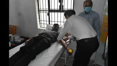 SSP Agra Muniraj G donating blood in view of the rising fever and dengue cases in the district. (HT photo) SSP Agra Muniraj G donating blood in view of the rising fever and dengue cases in the district. (HT photo)