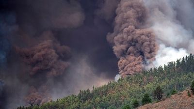 Mount Cumbre Vieja erupts spewing out a column of smoke, ash and lava as seen from Los Llanos de Aridane on the Canary island of La Palma. (AFP) Mount Cumbre Vieja erupts spewing out a column of smoke, ash and lava as seen from Los Llanos de Aridane on the Canary island of La Palma. (AFP)