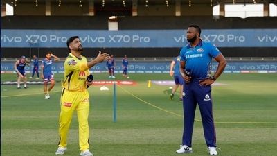 MS Dhoni and Kieron Pollard at toss. (IPL)