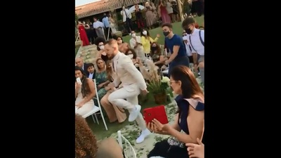 The image shows the groom dancing. (Instagram/@gustavodurso)