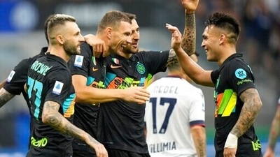Inter Milan's Edin Dzeko, center, celebrates with teammates after scoring his side's 5th goal during a Serie A soccer match between Inter Milan and Bologna, at the San Siro stadium in Milan, Italy, Saturday, Sept. 18, 2021.Inter Milan beat Bologna 6-1.( (AP) Inter Milan's Edin Dzeko, center, celebrates with teammates after scoring his side's 5th goal during a Serie A soccer match between Inter Milan and Bologna, at the San Siro stadium in Milan, Italy, Saturday, Sept. 18, 2021.Inter Milan beat Bologna 6-1.( (AP)