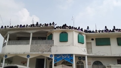 Supporters of radical cleric Maulana Abdul Aziz seen gathered at the rooftop in Jamia Hafsa. Miscreants inside the seminary along with Aziz hoisted the Taliban flag at Jamia Hafsa. (Twitter/fatimak2246) Supporters of radical cleric Maulana Abdul Aziz seen gathered at the rooftop in Jamia Hafsa. Miscreants inside the seminary along with Aziz hoisted the Taliban flag at Jamia Hafsa. (Twitter/fatimak2246)