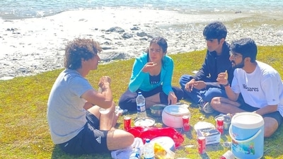 Sara Ali Khan and her friends enjoyed a sunny picnic as well. Sara Ali Khan and her friends enjoyed a sunny picnic as well. 