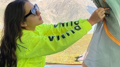 In the pictures, Sara Ali Khan was seen enjoying a scenic view. In the pictures, Sara Ali Khan was seen enjoying a scenic view. 