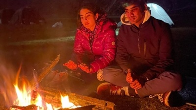 Sara Ali Khan and her friends also set up a bonfire. Sara Ali Khan and her friends also set up a bonfire. 