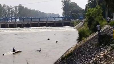 Rescue operations underway for the three missing persons, who were feared to be drowned in Western Jamuna Canal. (HT PHOTO) Rescue operations underway for the three missing persons, who were feared to be drowned in Western Jamuna Canal. (HT PHOTO)