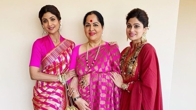 Sunanda Shetty poses with her daughters Shilpa Shetty and Shamita Shetty. Sunanda Shetty poses with her daughters Shilpa Shetty and Shamita Shetty.