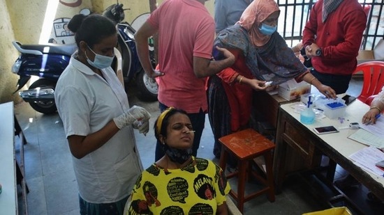 Health workers at work at a Covid facility (Praful Gangurde /HT PHOTO)
