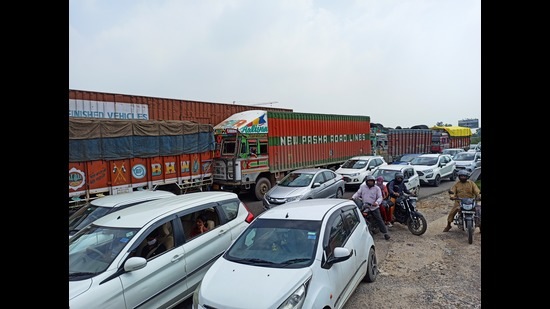 Heavy traffic congestion put life out of gear in the Old City areas of Sarafa Bazaar, Jagadhari Gate, Old Cloth Market on Railway Road and Ambala-Hisar highway as scores of private and commercial vehicles ferrying aspirants and their companions thronged Ambala. (HT photo)