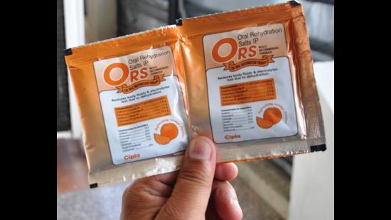 Medical teams are distributing chlorine and zinc tablets, along with oral rehydration salts, at each house in Sukhna Colony, Dhakoli, Zirakpur, said civil surgeon Dr Adarshpal Kaur. (HT Photo)