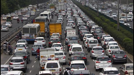 The drive to penalise truck drivers and enforce lane driving was held on a 40-kilometre section of the NH-48, between Sirhaul toll and Bilaspur Kalan in Gurugram. (HT Archive)