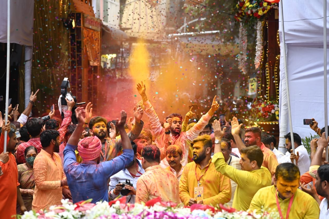 Devotees during an immersion procession in Pune. (Kalpesh Nukte/HT Photo) Devotees during an immersion procession in Pune. (Kalpesh Nukte/HT Photo)
