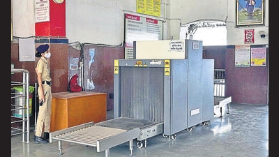 A lady cop was seen sitting next to the defunct baggage checking machine. When asked about why the baggage was not being checked, she expressed her helplessness stating that the machine was lying defunct. (Gurpreet Singh/HT PHOTO)