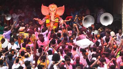 Despite restrictions, devotees gather during Ganesh immersion procession at Lalbaug in Mumbai on Sunday. (HT) Despite restrictions, devotees gather during Ganesh immersion procession at Lalbaug in Mumbai on Sunday. (HT)