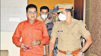 The police action against Kirit Somaiya, according to political observers, provided him free airtime while on the other hand government looked wary of any criticism.Shiv Sena tried to pass the buck on to the NCP, claiming that no orders were issued from the chief minister’s office. (HT PHOTO)