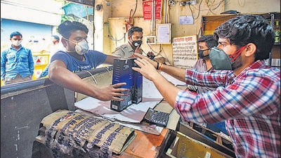 People purchase liquor from a shop at Kalyanpuri, during lockdown, last year. At least 23 wards in Delhi will have no liquor shop open since liquor licences will stay suspended between October 1 and November 16, for smooth transition under the new excise policy regime. (Amal KS/HT PHOTO) People purchase liquor from a shop at Kalyanpuri, during lockdown, last year. At least 23 wards in Delhi will have no liquor shop open since liquor licences will stay suspended between October 1 and November 16, for smooth transition under the new excise policy regime. (Amal KS/HT PHOTO)