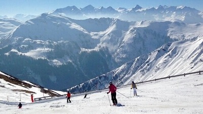 Austria will require people using ski lifts and cable cars this winter to be vaccinated against Covid-19, to have recovered recently from an infection or to have tested negative and will have to wear full medical N95-type masks. Austrian authorities don’t plan capacity limits or distancing rules for lifts and cable cars in the upcoming ski season. (AP Photo/Martin Meissner, File) Austria will require people using ski lifts and cable cars this winter to be vaccinated against Covid-19, to have recovered recently from an infection or to have tested negative and will have to wear full medical N95-type masks. Austrian authorities don’t plan capacity limits or distancing rules for lifts and cable cars in the upcoming ski season. (AP Photo/Martin Meissner, File)