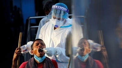 A healthcare worker collects a coronavirus disease (Covid-19) test swab sample from a man. (File Photo / REUTERS) A healthcare worker collects a coronavirus disease (Covid-19) test swab sample from a man. (File Photo / REUTERS)
