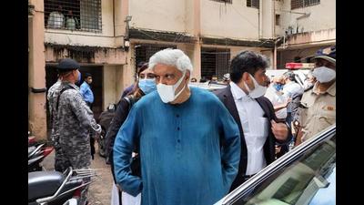 Lyricist Javed Akhtar at the Andheri magistrate court for a hearing in the case involving actor Kangana Ranaut, on Monday. (Vijay Bate/HT PHOTO) Lyricist Javed Akhtar at the Andheri magistrate court for a hearing in the case involving actor Kangana Ranaut, on Monday. (Vijay Bate/HT PHOTO)