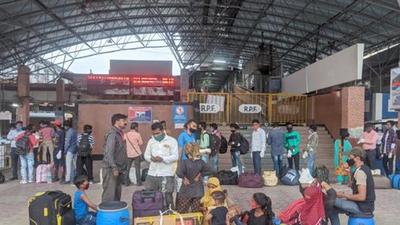 The Railway Police Force (RPF) has so far arrested 81 persons for accused of breaking various laws on the Pune railway station premises. (Shankar Narayan/HT PHOTO)