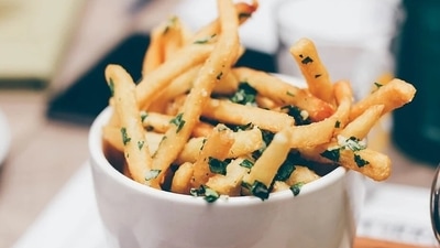High-salt diet: Foods like chips, pizza, canned soups and processed meat that are high in sodium could increase cognitive decline by destabilizing levels of the protein tau. Extreme tau levels are a hallmark of dementia. As an alternative, it is recommended to make use of spices or herbs to season food. (Pixabay) High-salt diet: Foods like chips, pizza, canned soups and processed meat that are high in sodium could increase cognitive decline by destabilizing levels of the protein tau. Extreme tau levels are a hallmark of dementia. As an alternative, it is recommended to make use of spices or herbs to season food. (Pixabay)