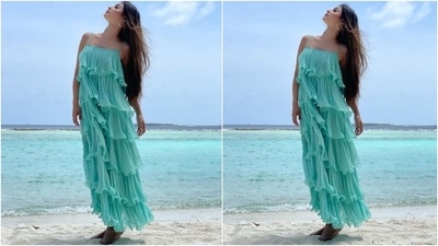 Twinning with the sea in the dreamy maxi dress, Mouni looked like an ethereal goddess herself. Her ensemble makes for an ideal look to wear on a beach outing, so you should definitely take cues from her.&nbsp; (Instagram/@imouniroy)