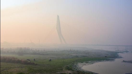 The Signature Bridge engulfed in a thick layer of haze in the morning, at Wazirabad in New Delhi in October, 2020. (HT archive)