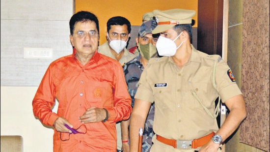 The police action against Kirit Somaiya, according to political observers, provided him free airtime while on the other hand government looked wary of any criticism.Shiv Sena tried to pass the buck on to the NCP, claiming that no orders were issued from the chief minister’s office. (HT PHOTO)