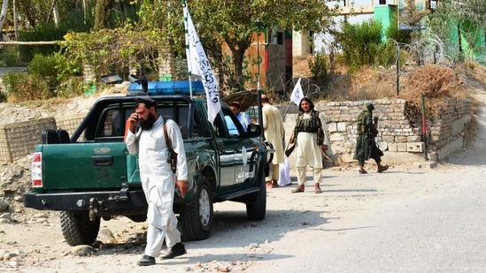 Taliban members inspect the site of a blast in Jalalabad, a major city in eastern Afghanistan.(AFP Photo)