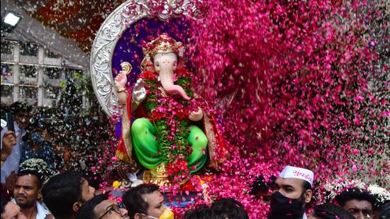 On Sunday, the lowest noise levels during Ganesh Chaturthi in Mumbai were recorded near Atria Mall in Worli, at 76dB. (HT) On Sunday, the lowest noise levels during Ganesh Chaturthi in Mumbai were recorded near Atria Mall in Worli, at 76dB. (HT)
