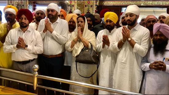 Punjab chief minister designate Charanjit Singh Channi (centre, in yellow turban) along with his family members and supporters paying obeisance at the historical Gurdwara Katalgarh Sahib in his Chamkaur Sahib constituency on Monday morning. (HT Photo)