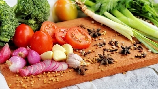 6. Balanced diet: A diet rich in essential nutrients like vegetables, pulses, olives and nuts is extremely important. Cut down on junk food, spicy and oily food as that is harmful for your brain health.(Pixabay)