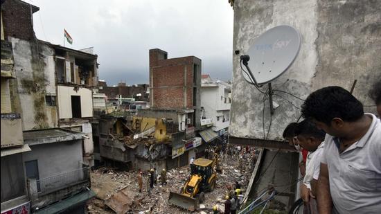 Two brothers, aged 7 and 12, were killed and a 72-year-old owner of a shop was injured in the building collapse. (Sanjeev Verma/HT) Two brothers, aged 7 and 12, were killed and a 72-year-old owner of a shop was injured in the building collapse. (Sanjeev Verma/HT)