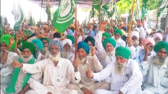 Farmers stage a protest at the Barnala railway station on Monday. The Samyukt Kisan Morcha has been leading the agitation in Punjab and at the Delhi border. (HT photo)