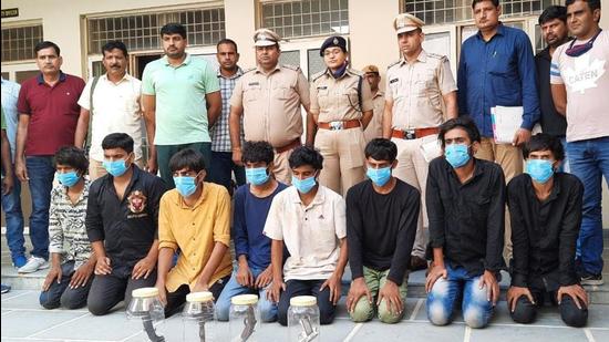 The eight accused, who were arrested for looting two traders in Samalkha of Panipat on September 16, in police custody. (HT PHOTO)
