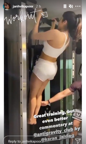 Janhvi Kapoor performs pullups on parallel bars (Instagram/janhvikapoor)