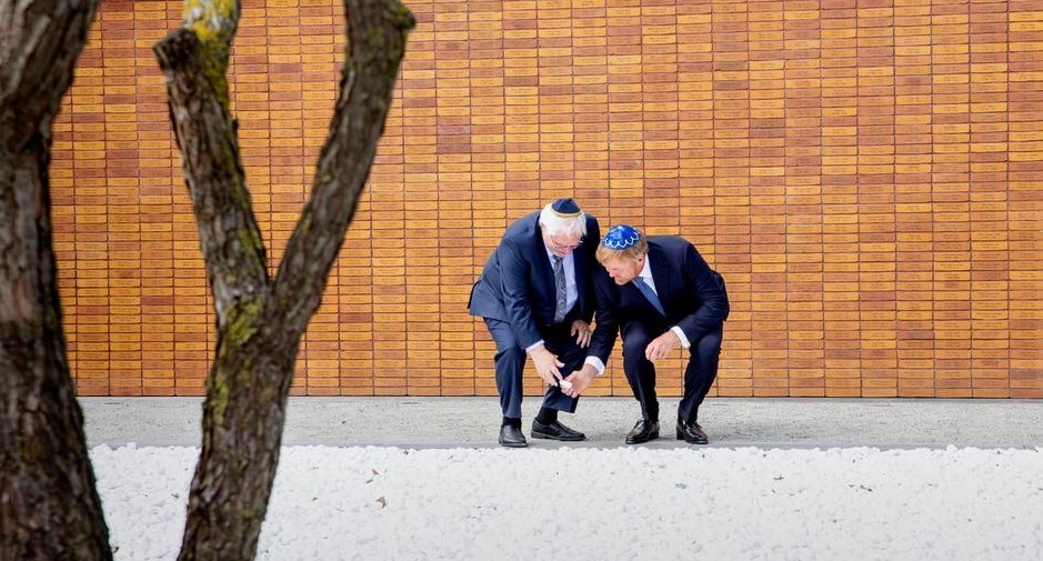 King Willem-Alexander and Dutch Auschwitz chairman Jacques Grishaver officially unveiled the memorial in Amsterdam(PPE/imago images) King Willem-Alexander and Dutch Auschwitz chairman Jacques Grishaver officially unveiled the memorial in Amsterdam(PPE/imago images)
