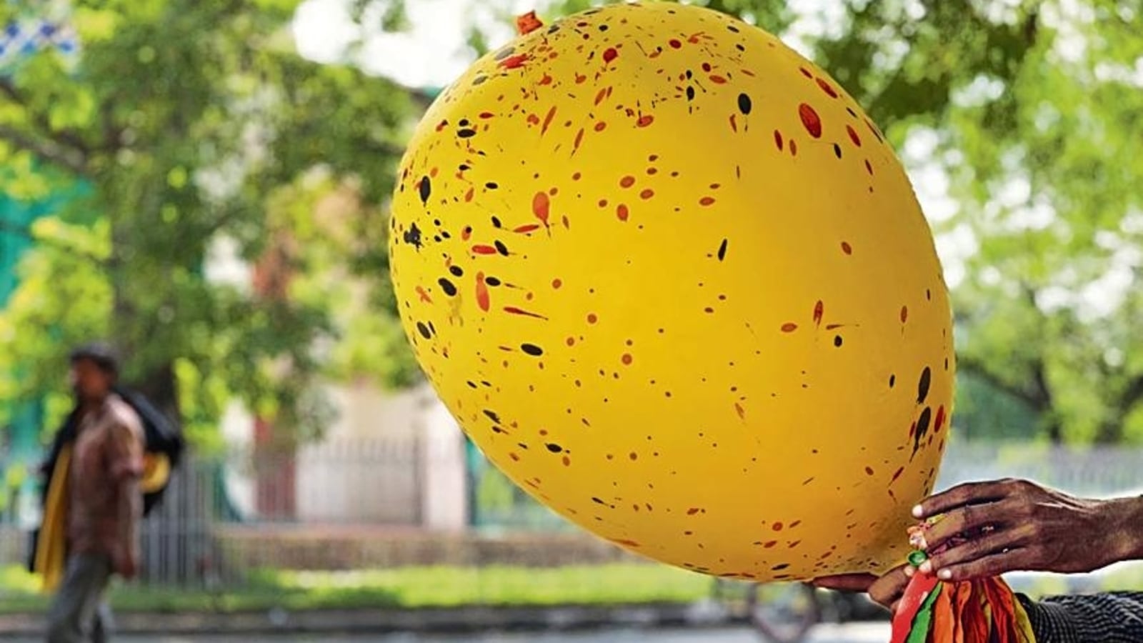 Delhiwale A reluctant balloon hawker Latest News Delhi Hindustan Times