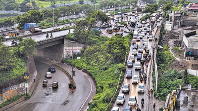 “Private-vehicle-free” should no longer be considered only a nostalgia-evoking hill-station idea, but an imperative mainstream need for large cities like Pune. (Pratham Gokhale/HT Photo)