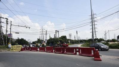 Jersey barriers at Shahid Hawaldar Singh Chowk on Ambedkar Road, one of the most congested spots in the city due to the convergence of traffic from St Thomas Marg, Golf Course Road, Golf Course Extension Road, Huda City Centre and Kanhai traffic signal. (Vipin Kumar/HT PHOTO) Jersey barriers at Shahid Hawaldar Singh Chowk on Ambedkar Road, one of the most congested spots in the city due to the convergence of traffic from St Thomas Marg, Golf Course Road, Golf Course Extension Road, Huda City Centre and Kanhai traffic signal. (Vipin Kumar/HT PHOTO)