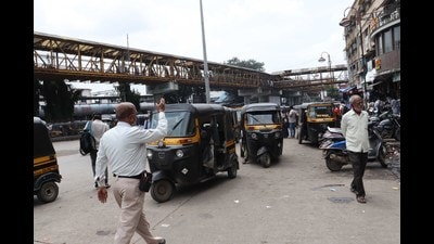 Auto rickshaws outside Kalyan railway station. A special committee to survey auto stands in Kalyan-Dombivli has been asked to submit report by September 27. (RISHIKESH CHOUDHARY/HT)
