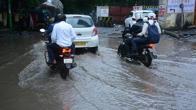 Waterlogging on the road near Nitin Company junction after heavy rain continued to batter Mumbai and suburban areas on Tuesday. (HT PHOTO) Waterlogging on the road near Nitin Company junction after heavy rain continued to batter Mumbai and suburban areas on Tuesday. (HT PHOTO)