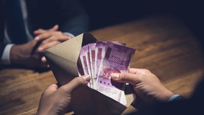 The Pune police arrested a man with 40 counterfeit notes of  ₹2,000 denomination in Indrayaninagar around 6:15 pm. (REPRESENTATIVE PHOTO)