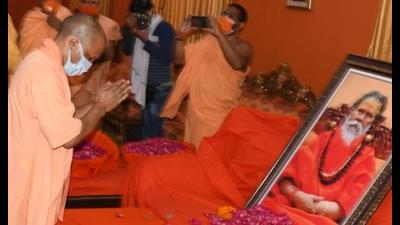 UP chief minister Yogi Adityanath paying tribute to Mahant Narendra Giri at Baghambari Math in Prayagraj on Tuesday (HT Photo) UP chief minister Yogi Adityanath paying tribute to Mahant Narendra Giri at Baghambari Math in Prayagraj on Tuesday (HT Photo)