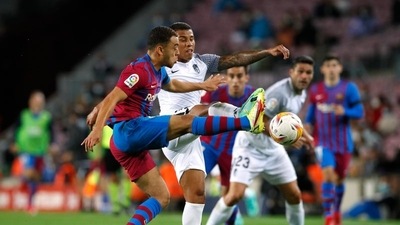 FC Barcelona's Sergino Dest in action with Granada's Darwin Machis (REUTERS)