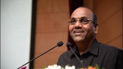 Former Union minister Anant Geete said NCP chief Sharad Pawar, who once ‘backstabbed’ Congress, cannot be a ‘guru’ for Sena workers. (HT file photo) Former Union minister Anant Geete said NCP chief Sharad Pawar, who once ‘backstabbed’ Congress, cannot be a ‘guru’ for Sena workers. (HT file photo)