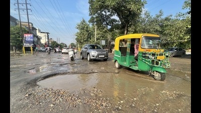 With the Ludhiana civic body reluctant to carry out repairs on bumpy roads in the monsoon season, councillors and residents have sought an alternative to the problem. (Gurpreet Singh/HT) With the Ludhiana civic body reluctant to carry out repairs on bumpy roads in the monsoon season, councillors and residents have sought an alternative to the problem. (Gurpreet Singh/HT)