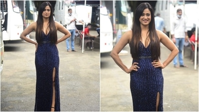 Shweta chose to wear a dark blue body-hugging gown for the finale episode. The actor served a voguish style statement in the embellished look and accessorised it minimally to allow the dress to be the star. (HT Photo/Varinder Chawla)